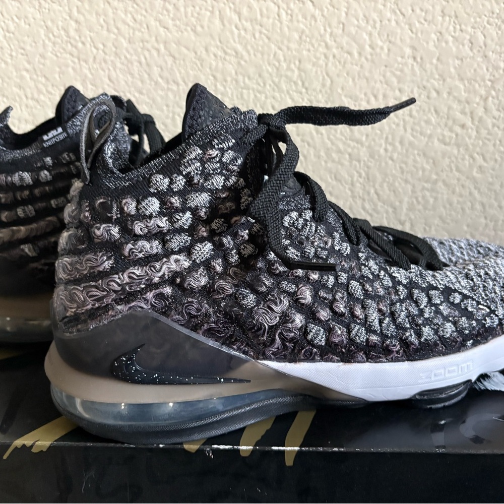 Labron XVII (GS) Youth Nike Basketball shoes NWOT | Size 7Y